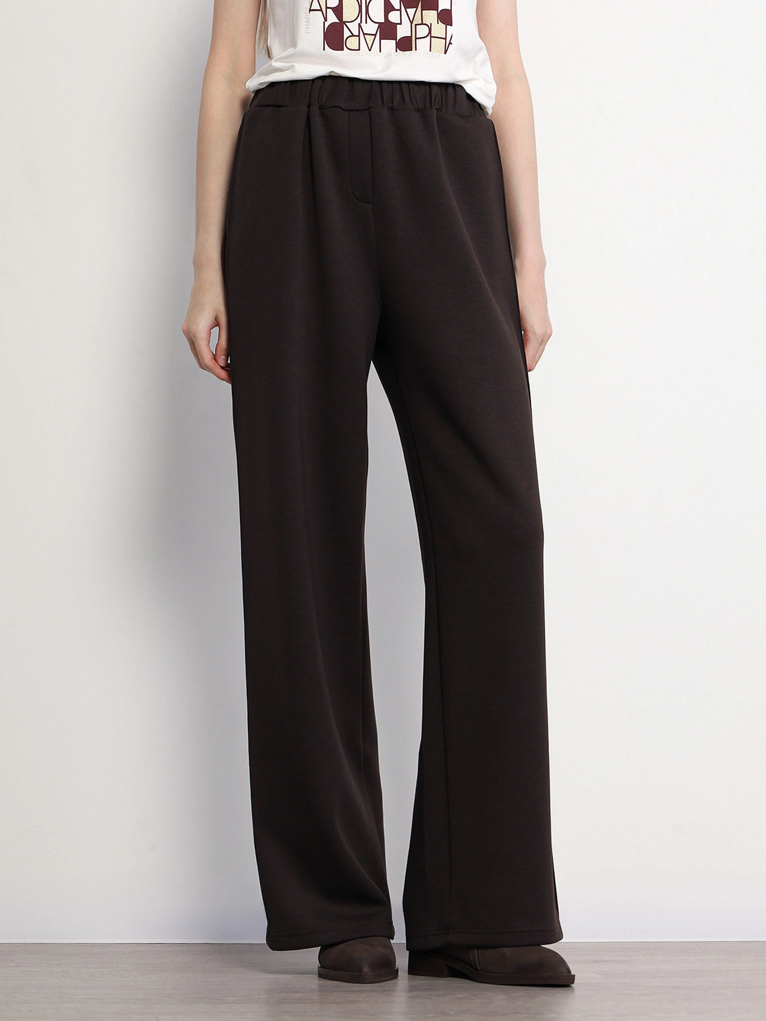 Брюки трикотажные темно-коричневого цвета с эластичным поясом